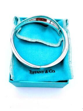 Signed Tiffany & Co. by Frank Gehry abstract sterling silver fish bangle